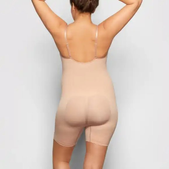 SKIMS | Sculpting Bodysuit Mid Thigh - Picture 3 of 4